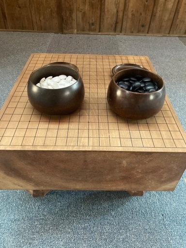 碁盤(碁石付き)。