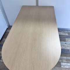 事務用品テーブルの画像