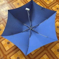 青色の折りたたみ傘　の画像