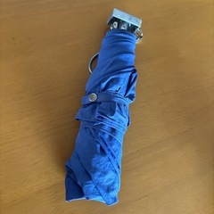 青色の折りたたみ傘　の画像