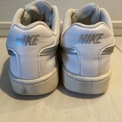 NIKE スニーカー　レディース　ホワイトの画像