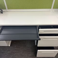 ≪値下げ相談OK！≫オフィスデスク  ITOKI 片袖机 デスクパネル付きの画像