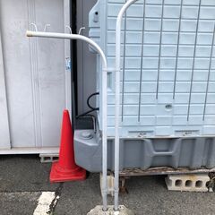 ▼ 洗濯物干し台① アルミ製 高さ 175.5cm 幅 109cm メーカー不明 土台の欠け有り 現状渡しの画像