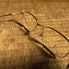 金のBurberryのメガネの画像