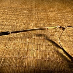 金のBurberryのメガネの画像