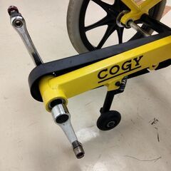 足こぎ車いす COGY コギー Mサイズ ソリッドイエロー 中古 リハビリ 車椅子 ペダル付 動作確認済の画像