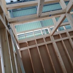 木造の物置・小屋の構造材を解体した骨組みの画像