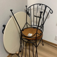 丸テーブル、椅子３点セットの画像