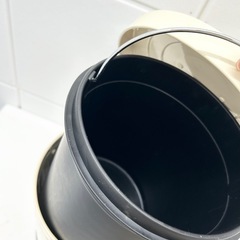 フットペダル　蓋付き ゴミ箱の画像