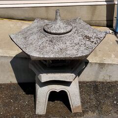 △ 灯籠 とうろう 大型 高さ 90cm 幅 77cm 奥行 67cm 一部欠けあり 現状渡しの画像
