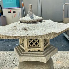 △ 灯籠 とうろう 大型 高さ 90cm 幅 77cm 奥行 67cm 一部欠けあり 現状渡しの画像