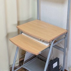 パソコンデスク移動式引越のためお譲りイスもセットでお付け可能です現地引取お届けエリアによって可能の画像