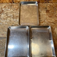 C(7467) クローバー印 浅型バット 8枚取 3個 18-8 ステンレス 調理用品 中古 業務用 飲食店 店舗 厨房用の画像