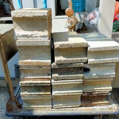 △ コンクリートブロック 13点おまとめ 大きさ色々 欠け汚れあり 現状渡しの画像
