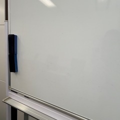 オフィス移転のため格安でお譲りします！キャスター付きホワイトボードの画像