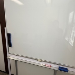 オフィス移転のため格安でお譲りします！キャスター付きホワイトボードの画像