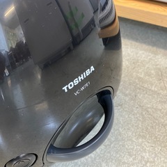 M2509-102 TOSHIBA VC-W7E1 紙パック式 掃除機 ブラック 2016年製 キズ汚れ有りの画像