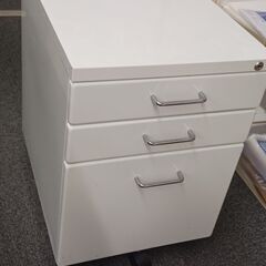【直接引取り限定】オフィス用OAデスク（キャビネット付き）の画像