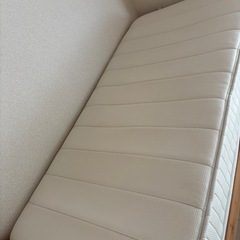Sベッドセット（マットレスとベッドフレーム）。の画像