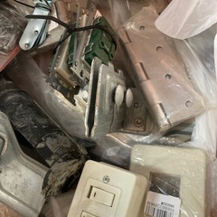 内装工事用ライト、ペンキ、スイッチなどの画像