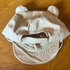 しまむら ベージュ クマ刺繍 ポンポン付きキャップの画像