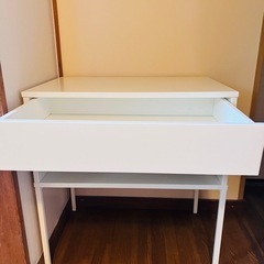 IKEA Vikhammerベッドサイドテーブルの画像