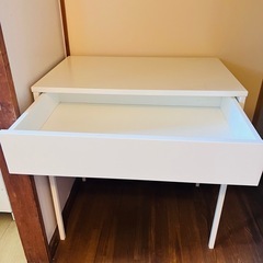IKEA Vikhammerベッドサイドテーブルの画像