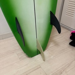 ショートボードとリーシュ、肩掛けの画像