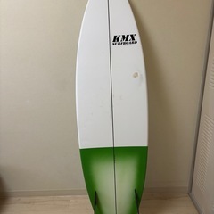 ショートボードとリーシュ、肩掛けの画像