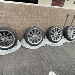 車タイヤの画像