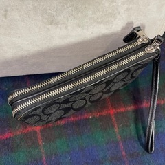 COACH（コーチ）シグネチャーダブルコーナー ジップ リストレット シグネチャー コインケース カードケース ラウンドファスナーの画像