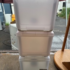 プラスチック製 小物 収納ケース 1個500円の画像