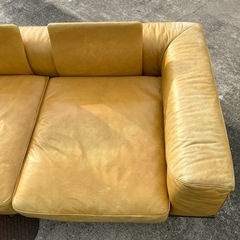 🇮🇹Natuzzi Italiaイタリア製　ソファ　ブランド家具　本革　ナチュラルレザー　イエロー　黄色　デザイナーズブランド　デザイナーズ家具　2人掛け　二人掛け　3人掛け　三人掛け【倉庫前値下げあり‼️】　オシャレ家具　ブランド家具　カラーの画像