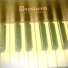 Brodwin NEWYORK アンティークピアノ木目
の画像