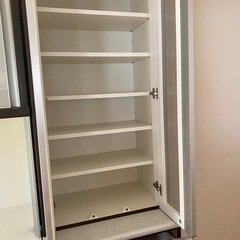 キッチンボード　食器棚の画像
