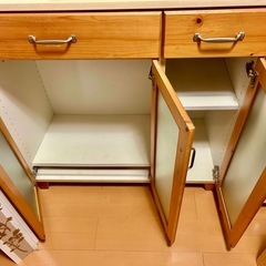 キッチンキャビネット（食器棚）の画像