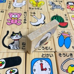 木箱入り木製積み木　トイザらス　薄い　ひらがな数字　の画像