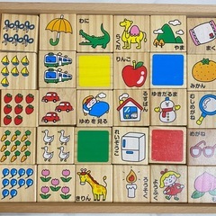 木箱入り木製積み木　トイザらス　薄い　ひらがな数字　の画像