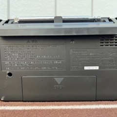 ■東芝 AM/FMラジオ TY-HR3 2021年製■TOSHIBA ポータブルラジオ ワイドFM対応 肩ベルト付き■ホームラジオ 単1形乾電池3本 黒ブラック系の画像