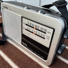 ■東芝 AM/FMラジオ TY-HR3 2021年製■TOSHIBA ポータブルラジオ ワイドFM対応 肩ベルト付き■ホームラジオ 単1形乾電池3本 黒ブラック系の画像