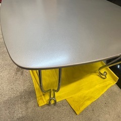 【中古】¥1,500 折りたたみ式テーブル　座卓　シルバー【I I063】の画像
