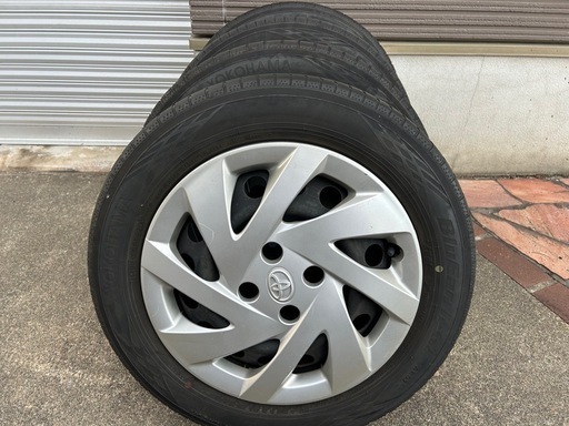 純正タイヤ　175-65/15 トヨタ　アクア