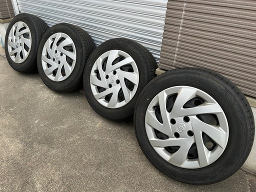 純正タイヤ　175-65/15 トヨタ　アクア