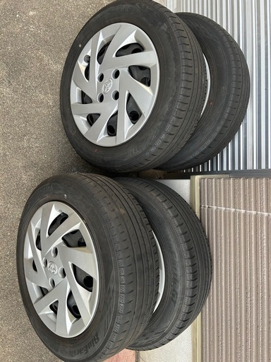 純正タイヤ　175-65/15 トヨタ　アクア