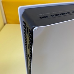 プレイステーション5 (デジタル・エディション)本体と付属品(HDMI、電源ケーブル)の画像