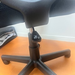 オフィスチェア アームレスト付きの画像