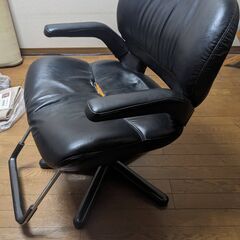 チェア（本革）（美容院用）の画像