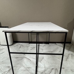 【美品】LOWYA 大理石柄ダイニングテーブルの画像