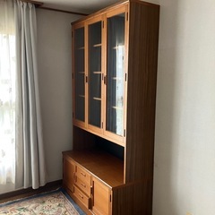 ガラス扉付き本棚の画像