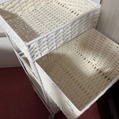 引き取り決まりました　白いあみかご風3段引き出しの画像